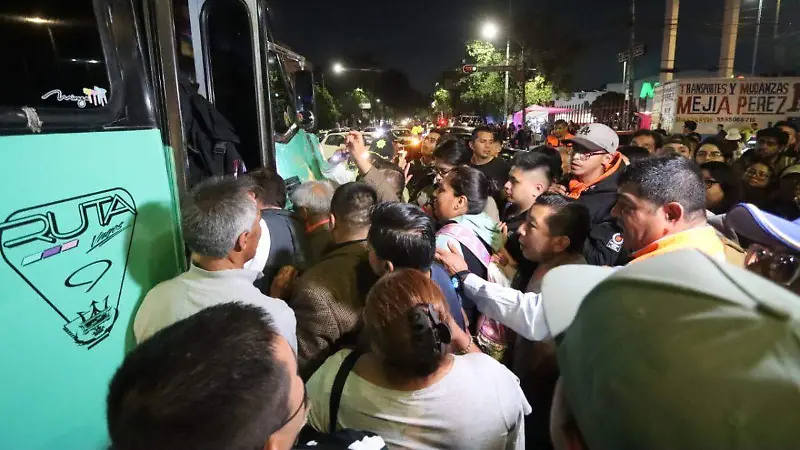 Caos en Metro Chabacano por fallas en L9 y L8 (1)